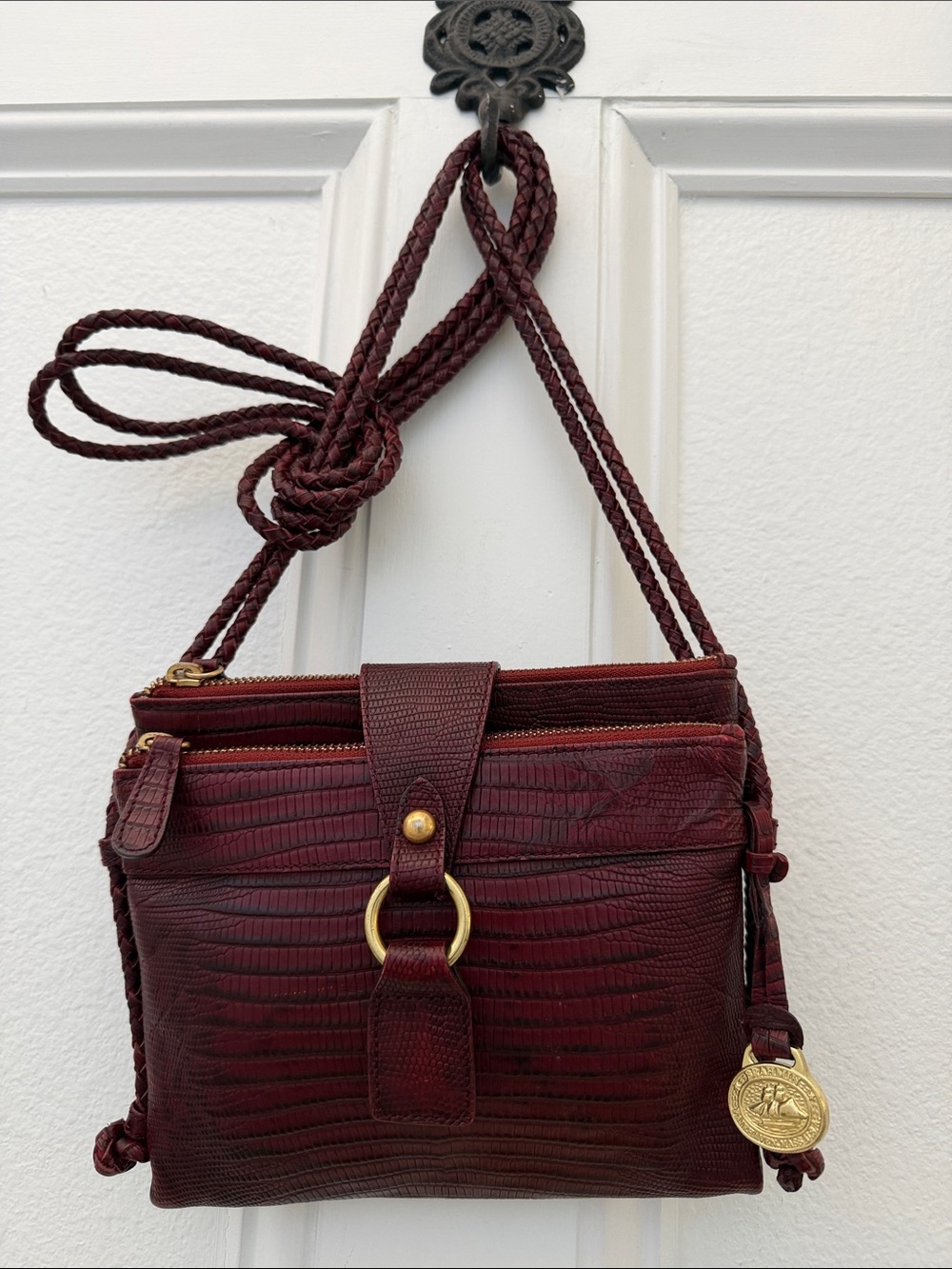 Beautiful! BRAHMIN - Like NEW Burgundy Crossbody - Lizard-Embossed Finish